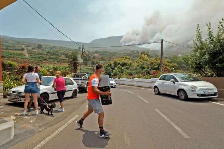 Vecinos del barrio de Las Llanadas, en el municipio tinerfeño de Los Realejos, recogen sus pertenencias / EFE Ramón De La Rocha